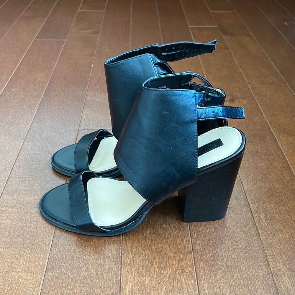 Heels, black color